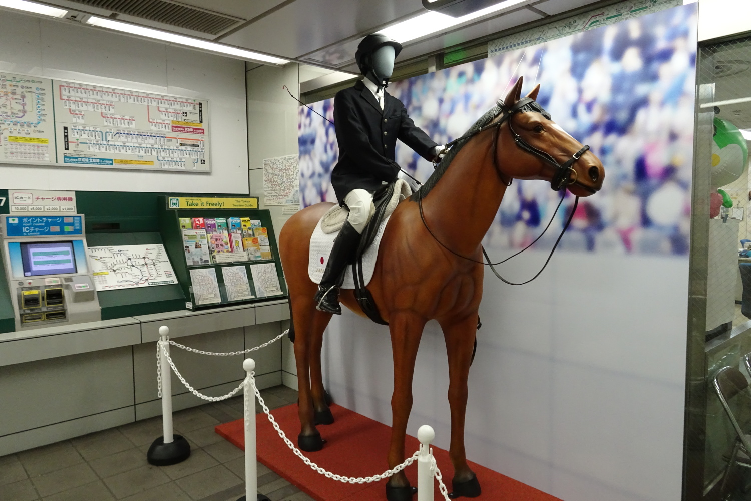 大江戸線練馬駅に馬 画像