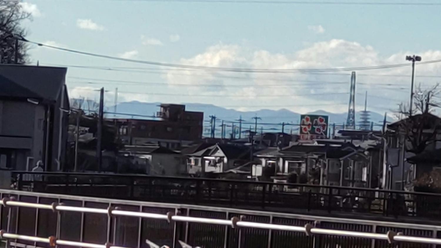 石神井川・上御成橋の近くから見る「甲州アルプス」