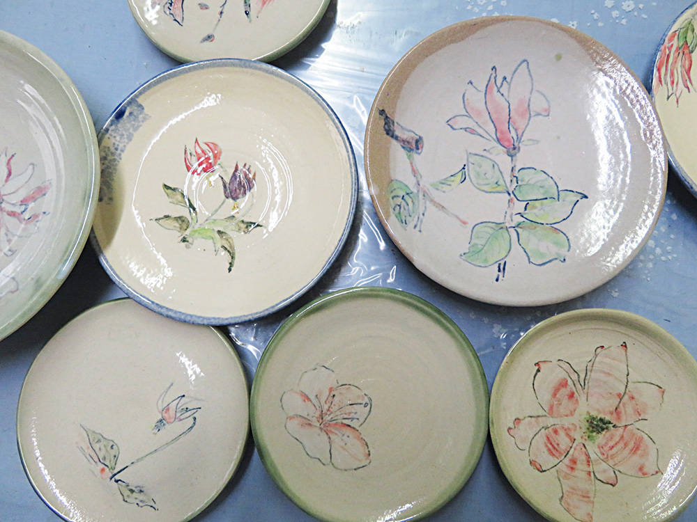花や野菜を描いた陶器のセット　〜軽くて使い勝手もよく、料理も引き立ちます〜 画像