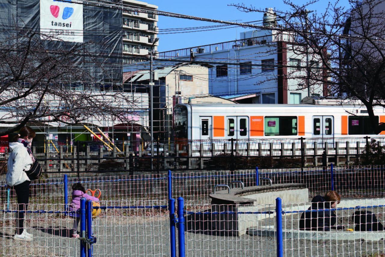 電車の見える公園